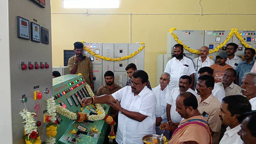 ಬಾಗೂರು ಹೋಬಳಿಯ ನವಿಲೆ ಗ್ರಾಮದ ಬಳಿ ಇರುವ ಬಾಗೂರು–ನವಿಲೆ ಸುರಂಗದ ನಿರ್ಗಮನ ದ್ವಾರದ ಹೇಮಾವತಿ ಮುಖ್ಯ ನಾಲೆಯ ಜಾಕ್‌ವ್‌ಲ್‌ನಲ್ಲಿ ಶಾಸಕ ಸಿಎನ್ ಬಾಲಕೃಷ್ಣ ಕಲ್ಲೇ ಸೋಮನಹಳ್ಳಿ ಏತ ನೀರಾವರಿ ಯೋಜನೆಗೆ ಪೂಜೆ ಸಲ್ಲಿಸುವ ಮೂಲಕ ಚಾಲನೆ ನೀಡಿದರು