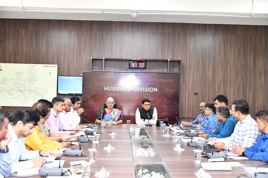 ನೈರುತ್ಯ ರೈಲ್ವೆಯ ಹುಬ್ಬಳ್ಳಿ ವಿಭಾಗೀಯ ಕಚೇರಿಯಲ್ಲಿ ಶನಿವಾರ ನಡೆದ ಪ್ರಗತಿ ಪರಿಶೀಲನಾ ಸಭೆಯಲ್ಲಿ ನೈರುತ್ಯ ರೈಲ್ವೆ ಪ್ರಧಾನ ವ್ಯವಸ್ಥಾಪಕ ಮುಕುಲ್‌ ಸರನ್ ಮಾಥೂರ್‌ ಮಾತನಾಡಿದರು