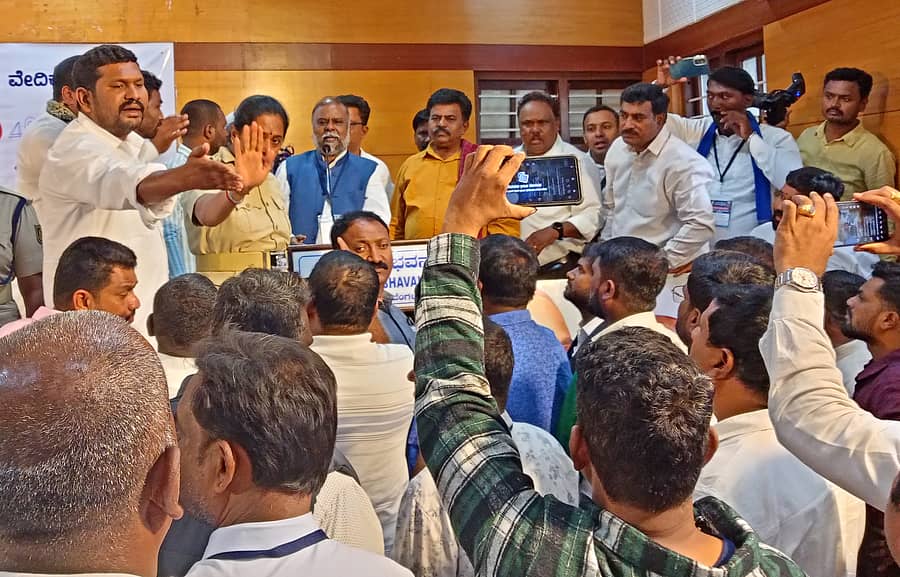 ಅಲೆಮಾರಿ ಮುಖಂಡರ ಸಭೆಯಲ್ಲಿ ವಾಗ್ವಾದ ನಡೆಯಿತು -ಪ್ರಜಾವಾಣಿ ಚಿತ್ರ