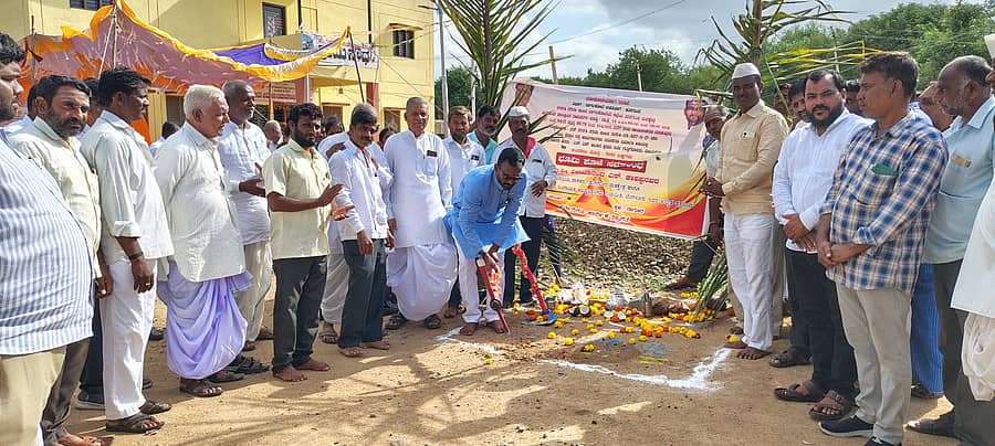 ಹುನಗುಂದ ತಾಲ್ಲೂಕಿನ ನಾಗೂರ ಗ್ರಾಮದಲ್ಲಿ ರಾಮದುರ್ಗ-ಮಾನ್ವಿ ರಾಜ್ಯ ಹೆದ್ದಾರಿಯ ನವೀಕರಣ ಕಾಮಗಾರಿಗೆ ಶಾಸಕ ವಿಜಯಾನಂದ ಕಾಶಪ್ಪನವರ ಭೂಮಿಪೂಜೆ ನೆರವೇರಿಸಿದರು