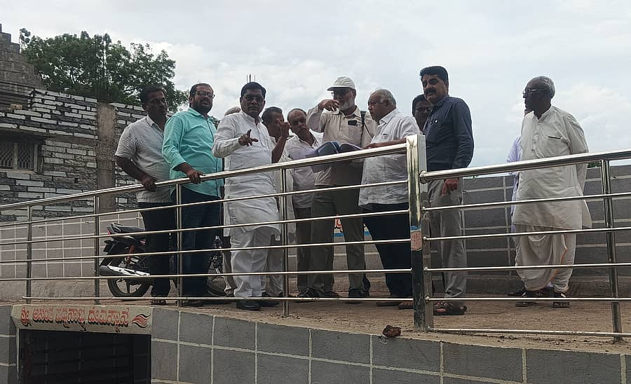 ಕಾಳಗಿಯಲ್ಲಿ ಶನಿವಾರ ವಿಧಾನ ಪರಿಷತ್ ಸದಸ್ಯ ಜಗದೇವ ಗುತ್ತೇದಾರ ಅವರು ಐತಿಹಾಸಿಕ ಪುಷ್ಕರಣಿ ಅಭಿವೃದ್ಧಿಯ ನೀಲನಕ್ಷೆ ಕುರಿತು ಚರ್ಚಿಸಿದರು
