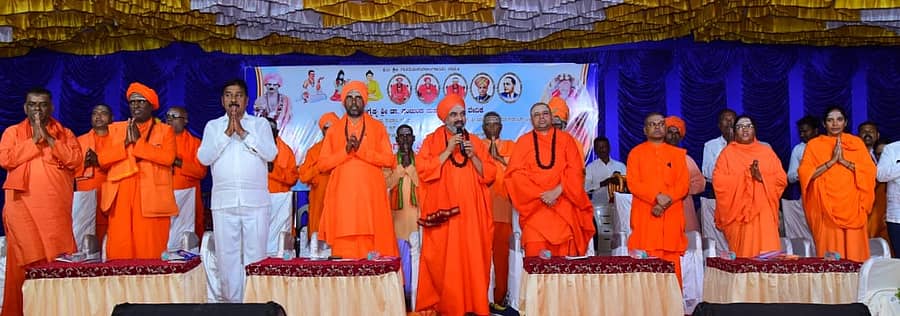 ಮೈಸೂರಿನ ಶಿವಯೋಸ್ವಾಮಿ ಗದ್ದುಗೆ ಹಾಗೂ ಮನೆ ಮಂಚಮ್ಮ ದೇವಸ್ಥಾನದಲ್ಲಿ ಶನಿವಾರ ಆಯೋಜಿಸಿದ್ದ ಶಿವಯೋಗಿ ಸ್ವಾಮಿಗಳ 78ನೇ ಸ್ಮರಣೋತ್ಸವ ಕಾರ್ಯಕ್ರಮವನ್ನು ನಿಜಗುಣಾನಂದ ಸ್ವಾಮೀಜಿಯು ವಚನ ಓದಿ ಉದ್ಘಾಟಿಸಿದರು