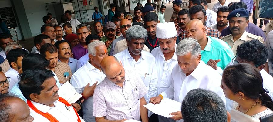 ಬೀರೂರು ಪಟ್ಟಣದ ರೈಲ್ವೆ ನಿಲ್ದಾಣಕ್ಕೆ ಶನಿವಾರ ಕೇಂದ್ರ ರೈಲ್ವೆ ಖಾತೆ ರಾಜ್ಯ ಸಚಿವ ವಿ.ಸೋಮಣ್ಣ ಭೇಟಿ ನೀಡಿದರು. ಸಂಸದ ಕೋಟ ಶ್ರೀನಿವಾಸ ಪೂಜಾರಿ, ಎಡಿಆರ್‌ಎಂ ವಿನಾಯಕ್‌ ನಾಯಕ್‌ ಇದ್ದರು.
