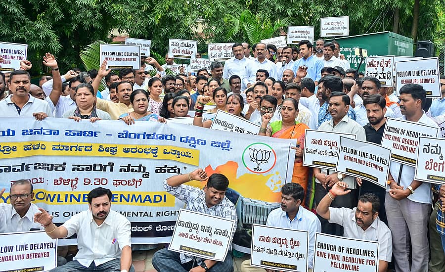 <div class="paragraphs"><p>ನಮ್ಮ ಮೆಟ್ರೊ ಹಳದಿ ಮಾರ್ಗ ಪ್ರಾರಂಭಿಸಲು ಆಗ್ರಹಿಸಿ ಬಿಜೆಪಿ ಶಾಸಕರಾದ ರವಿ ಸುಬ್ರಮಣ್ಯ, ಉದಯ್ ಗರುಡಾಚಾರ್, ಸಿ.ಕೆ. ರಾಮಮೂರ್ತಿ, ಸಂಸದರಾದ ಪಿ.ಸಿ. ಮೋಹನ್, ತೇಜಸ್ವಿ ಸೂರ್ಯ ಹಾಗೂ ಬಿಜೆಪಿ ಕಾರ್ಯಕರ್ತರು ಘೋಷಣೆ ಕೂಗಿದರು. </p></div>