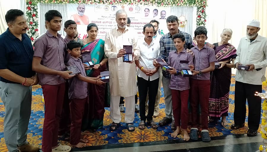 ಶಿರಸಿಯಲ್ಲಿ ನಡೆದ ಕಾರ್ಯಕ್ರಮದಲ್ಲಿ ಸಂಸದ ವಿಶ್ವೇಶ್ವರ ಹೆಗಡೆ ಕಾಗೇರಿ ಅವರು ಅರ್ಹ ಫಲಾನುಭವಿಗಳಿಗೆ ಬ್ರೈಲ್ ಕಿಟ್‌ಗಳನ್ನು ವಿತರಿಸಿದರು