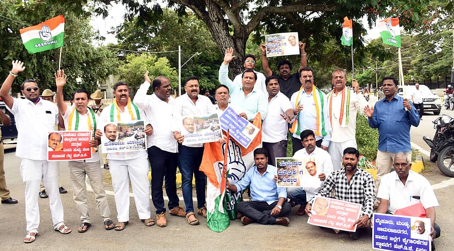 ಜಿ.ಪಂ. ಭವನದ ಮುಂಭಾಗ ಶನಿವಾರ ಕಾಂಗ್ರೆಸ್ ಕಾರ್ಯಕರ್ತರು ಪ್ರತಿಭಟನೆ ನಡೆಸಿದರು