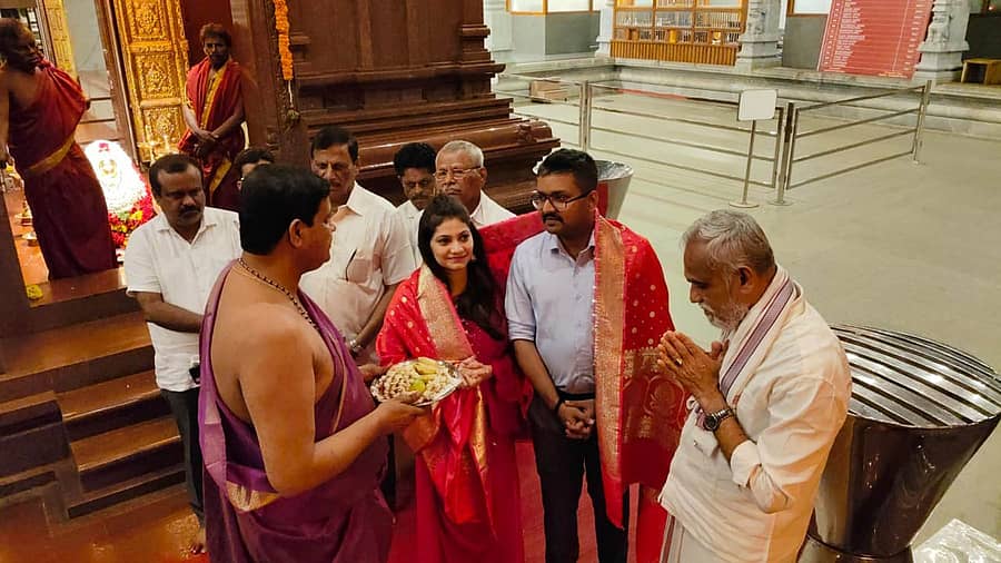 <div class="paragraphs"><p>ಕಾಪುವಿನ ಶ್ರೀ ಹೊಸ ಮಾರಿಗುಡಿ ದೇವಸ್ಥಾನ ಉಡುಪಿ ಜಿಲ್ಲಾ ಪೊಲೀಸ್ ವರಿಷ್ಠಾಧಿಕಾರಿ ಹರಿರಾಮ್ ಶಂಕರ್ ಶುಕ್ರವಾರ ಪತ್ನಿಯೊಂದಿಗೆ ಭೇಟಿ ನೀಡಿ ದೇವಿಯ ದರುಶನ ಪಡೆದರು.</p></div>