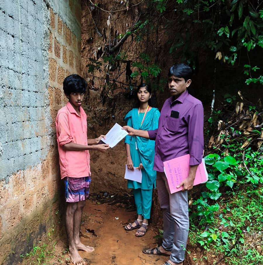 ಹೊನ್ನಾವರ ತಾಲ್ಲೂಕಿನ ಚಿಕ್ಕನಕೋಡ ಗ್ರಾಮ ಪಂಚಾಯಿತಿ ವ್ಯಾಪ್ತಿಯ ಗುಂಡಿಬೈಲ್ ನಿವಾಸಿಯೊಬ್ಬರಿಗೆ ಸುರಕ್ಷಿತ ಜಾಗಕ್ಕೆ ತೆರಳುವಂತೆ ಸ್ಥಳೀಯ ಗ್ರಾಮ ಪಂಚಾಯಿತಿ ವತಿಯಿಂದ ಶುಕ್ರವಾರ ನೋಟಿಸ್ ಜಾರಿಮಾಡಲಾಯಿತು 