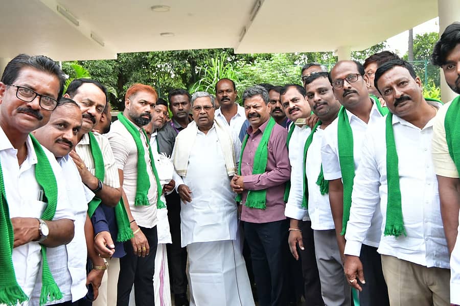 <div class="paragraphs"><p>ಭದ್ರಾ ಜಲಾಶಯದ ಬಲದಂಡೆ ನಾಲೆ: ರೇಣುಕಾಚಾರ್ಯ ನೇತೃತ್ವದ ನಿಯೋಗ ಸಿಎಂ ಭೇಟಿ</p></div>