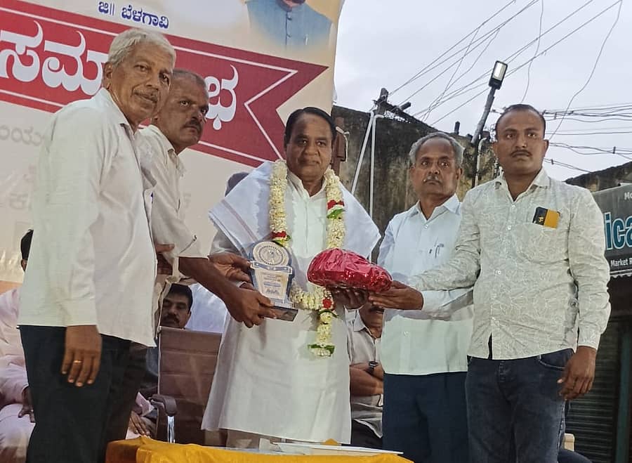 ಐಗಳಿ ಸಮೀಪದ ಅಡಹಳ್ಳಿ ಗ್ರಾಮದಲ್ಲಿ ಈಚೆಗೆ ನಡೆದ ಪತ್ರಿಕಾ ದಿನಾಚರಣೆಯಲ್ಲಿ ಮಾಜಿ ಶಾಸಕ ಶಹಜಹಾನ್‌ ಡೊಂಗರಗಾಂವ ಅವರನ್ನು ಗ್ರಾಮೀಣ ಪತ್ರಕರ್ತರು ಸತ್ಕರಿಸಿದರು