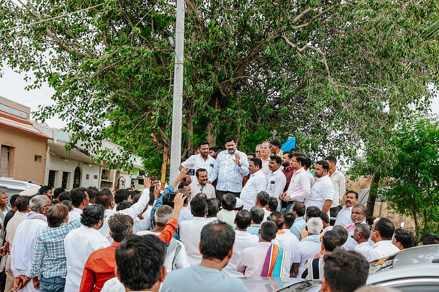 ಕಾರಟಗಿ ತಾಲ್ಲೂಕಿನ ಬೇವಿನಾಳಲ್ಲಿ ಕನಕದಾಸ ಮೂರ್ತಿ ಭಗ್ನಗೊಳಿಸಿದ್ದು, ಜಿಲ್ಲಾ ಉಸ್ತುವಾರಿ ಸಚಿವ ಶಿವರಾಜ ತಂಗಡಗಿ ಶನಿವಾರ ಭೇಟಿ ನೀಡಿ ಪರಿಶೀಲಿಸಿದರು