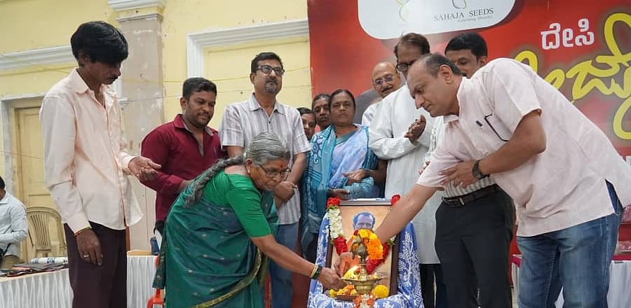 ಮೈಸೂರು ನಂಜರಾಜ ಬಹದ್ದೂರ್ ಛತ್ರದಲ್ಲಿ ಸಹಜ ಸಮೃದ್ಧ ಮತ್ತು ಸಹಜ ಸೀಡ್ಸ್‌ ಸಹಯೋಗದಲ್ಲಿ ಶನಿವಾರ ಆಯೋಜಿಸಿದ ‘ದೇಸಿ ಬೀಜೋತ್ಸವ’ಕ್ಕೆ ಪದ್ಮಮ್ಮ ಚಾಲನೆ ನೀಡಿದರು