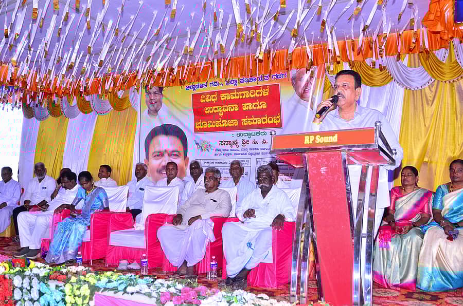 ನರಗುಂದ ತಾಲ್ಲೂಕಿನ ಚಿಕ್ಕನರಗುಂದದಲ್ಲಿ ನಿರ್ಮಾಣಗೊಂಡ ಕರ್ನಾಟಕ ಪಬ್ಲಿಕ್‌ ಶಾಲೆಯ ನೂತನ ಕಟ್ಟಡ ಉದ್ಘಾಟನೆ ಹಾಗೂ ವಿವಿಧ ಕಾಮಗಾರಿಗಳ ಭೂಮಿಪೂಜಾ ಸಮಾರಂಭದಲ್ಲಿ ಶಾಸಕ ಸಿ.ಸಿ..ಪಾಟೀಲ ಮಾತನಾಡಿದರು 