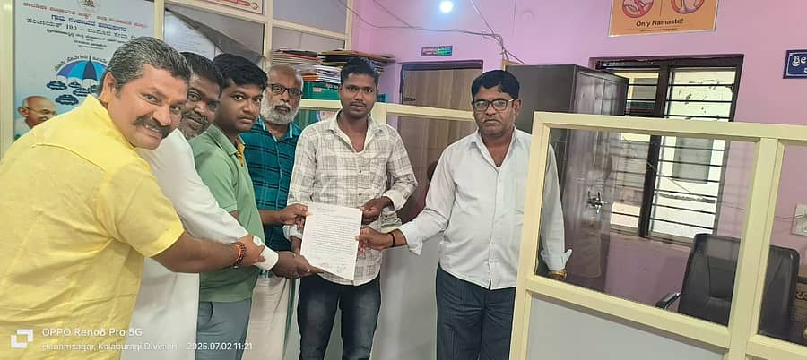 ಹನುಮಸಾಗರದಲ್ಲಿ ಘನತ್ಯಾಜ್ಯ ವಿಲೇವಾರಿ ಘಟಕವನ್ನು ಬೇರೆ ಕಡೆ ನಿರ್ಮಿಸಲು ರೈತರು ಗ್ರಾಪಂಗೆ ಮನವಿ ಸಲ್ಲಿಸಿದರು.