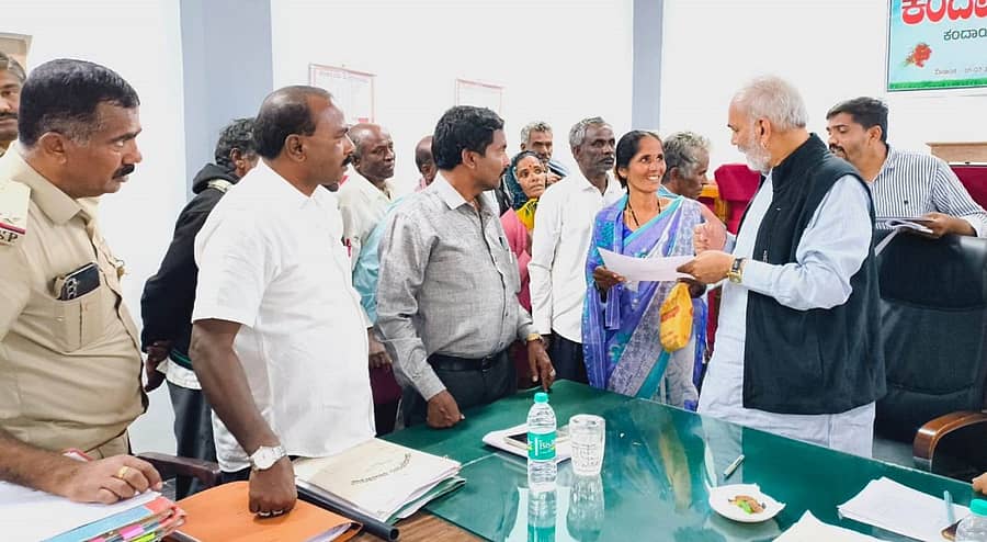 ಅರಕಲಗೂಡಿನಲ್ಲಿ ಶನಿವಾರ ನಡೆದ ಬಗರ್ ಹುಕುಂ ಸಮಿತಿ ಸಭೆಯಲ್ಲಿ, ದುಮ್ಮಿಗ್ರಾಮದ ಭೂ ಮಂಜೂರಾತಿ ಫಲಾನುಭವಿಗಳಿಗೆ ಶಾಸಕ ಎ.ಮಂಜು ಪಹಣಿ ವಿತರಿಸಿದರು