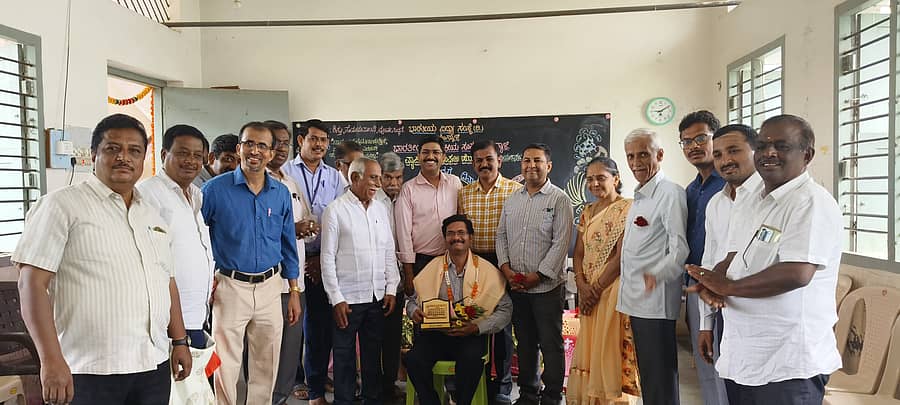 <div class="paragraphs"><p>ಹೊನ್ನಾಳಿಯ ಭಾರತೀಯ ವಿದ್ಯಾಸಂಸ್ಥೆಯಲ್ಲಿ ನಡೆದ ರಾಷ್ಟ್ರೀಯ ವೈದ್ಯರ ದಿನಾಚರಣೆಯಲ್ಲಿ ಕತ್ತಿಗೆ ಪ್ರಾಥಮಿಕ ಆರೋಗ್ಯ ಕೇಂದ್ರದ ವೈದ್ಯಾಧಿಕಾರಿ ಡಾ. ಮಲ್ಲಿಕಾರ್ಜುನ್ ಅವರನ್ನು ಸನ್ಮಾನಿಸಲಾಯಿತು</p></div>