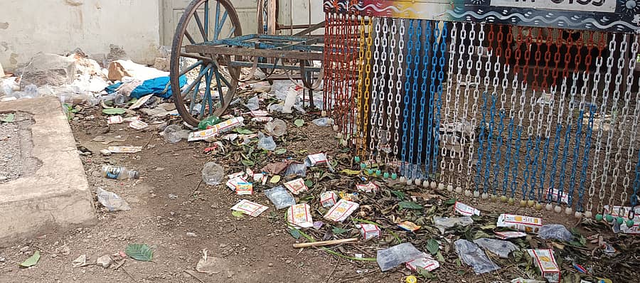 ಅಸೂಟಿ ಗ್ರಾಮದ ಆರೋಗ್ಯ ಕೇಂದ್ರದ ಉಪಕೇಂದ್ರ ಸಮೀಪ ಬಿದ್ದಿರುವ ಮದ್ಯದ ಪ್ಯಾಕೆಟ್‌ಗಳು