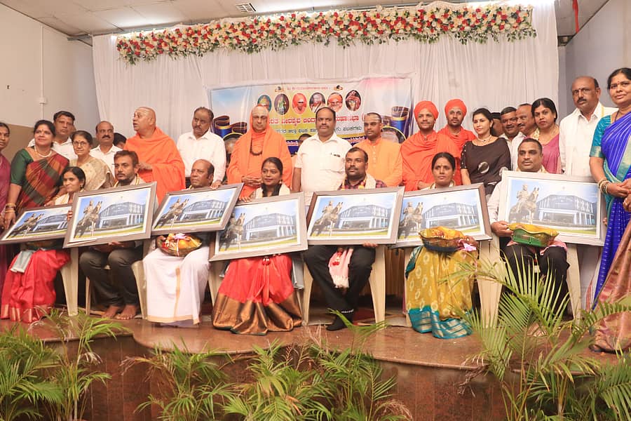 ಅಖಿಲ ಭಾರತ ವೀರಶೈವ ಲಿಂಗಾಯತ ಮಹಾಸಭಾ ವತಿಯಿಂದ ಶನಿವಾರ ನಗರದ ಶಿವಕುಮಾರಸ್ವಾಮಿ ಭವನದಲ್ಲಿ ಹಮ್ಮಿಕೊಂಡಿದ್ದ ಕಾರ್ಯಕ್ರಮದಲ್ಲಿ ಸಮಾಜದ ಸಾಧಕರಿಗೆ ಸನ್ಮಾನ ಮಾಡಲಾಯಿತು