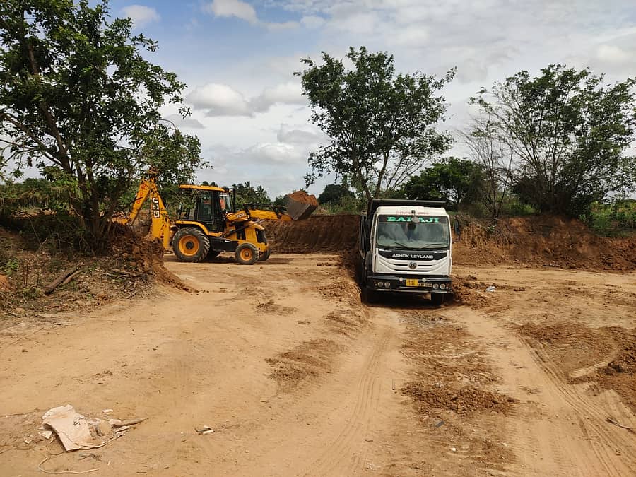 ಚಿಂತಾಮಣಿ ತಾಲ್ಲೂಕಿನ ಮುನುಗನಹಳ್ಳಿ ಕೆರೆಯಿಂದ ಅಕ್ರಮವಾಗಿ ಮಣ್ಣು ಸಾಗಾಟ ಮಾಡುತ್ತಿರುವುದು