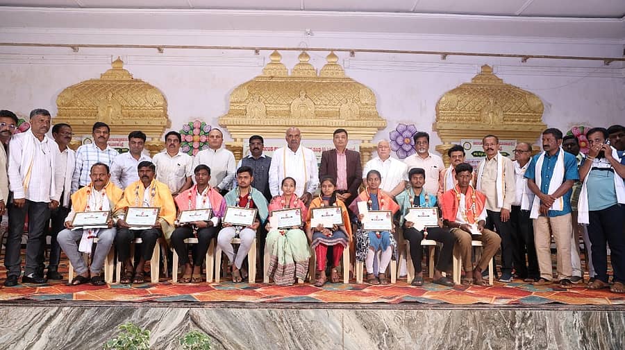 ಹೊಸಪೇಟೆಯಲ್ಲಿ ಭಾನುವಾರ ನಡೆದ ಜಿಲ್ಲಾ ಮಟ್ಟದ ಪತ್ರಿಕಾ ದಿನಾಚರಣೆಯಲ್ಲಿ ಪ್ರತಿಭಾವಂತ ವಿದ್ಯಾರ್ಥಿಗಳನ್ನು ಸನ್ಮಾನಿಸಲಾಯಿತು–  ಪ್ರಜಾವಾಣಿ ಚಿತ್ರ