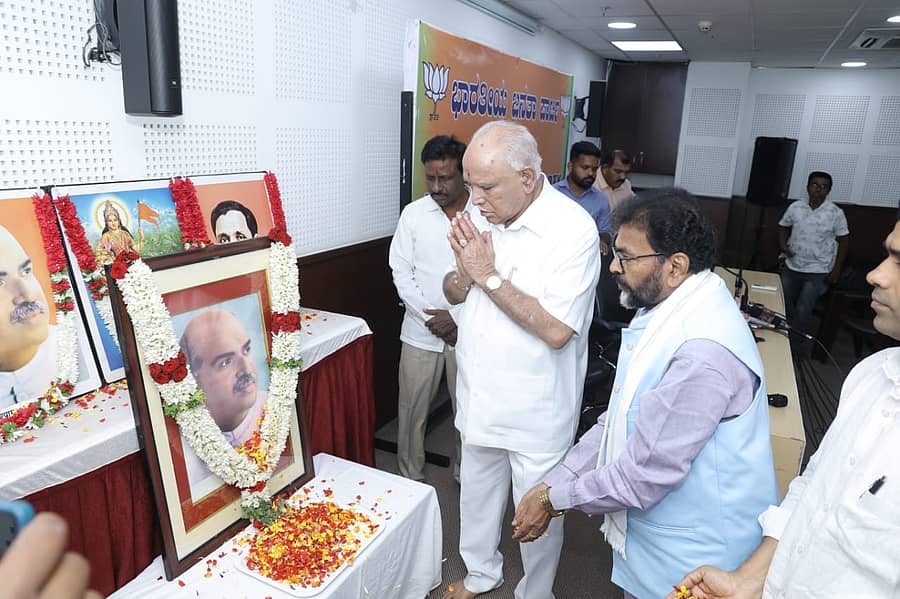 ಶ್ಯಾಮ ಪ್ರಸಾದ್ ಮುಖರ್ಜಿ ಅವರ ಭಾವಚಿತ್ರಕ್ಕೆ ಪುಷ್ಪ ನಮನ ಸಲ್ಲಿಸಿದ ಬಿ.ಎಸ್‌.ಯಡಿಯೂರಪ್ಪ, ಛಲವಾದಿ ನಾರಾಯಣಸ್ವಾಮಿ