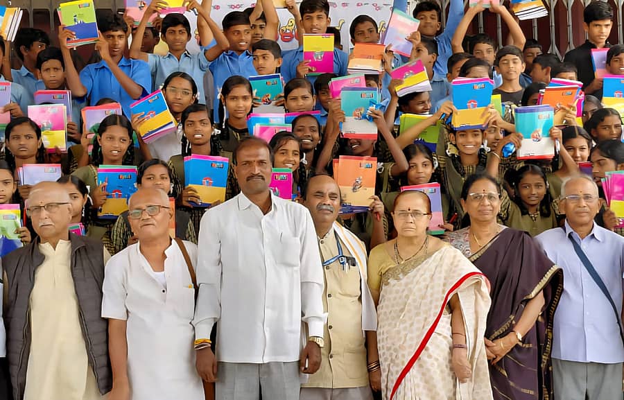 ಕನ್ನಡ ಗೆಳೆಯರ ಬಳಗದಿಂದ ಶಾಲಾ ಮಕ್ಕಳಿಗೆ ಕಲಿಕಾ ಸಾಮಗ್ರಿಗಳನ್ನು ವಿತರಿಸಲಾಯಿತು