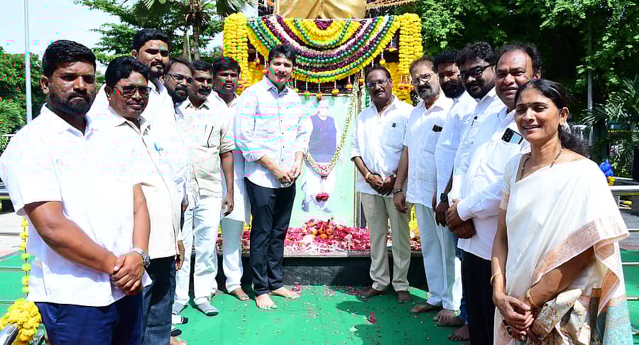 ಬಾಬು ಜಗಜೀವನರಾಂ ಅವರ 39ನೇ ಪಣ್ಯಸ್ಮರಣೆ ಅಂಗವಾಗಿ ಕಲಬುರಗಿ ನಗರದಲ್ಲಿರುವ ಅವರ ಪ್ರತಿಮೆಗೆ ಮಾಜಿ ಶಾಸಕ ದತ್ತಾತ್ರೇಯ ಪಾಟೀಲ ರೇವೂರ ಅವರು ಗೌರವ ಸಮರ್ಪಿಸಿದರು