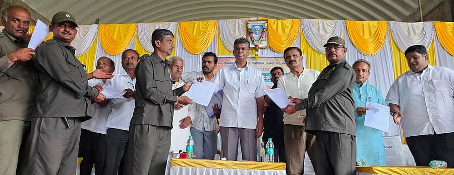ಹುಕ್ಕೇರಿ ಗ್ರಾಮೀಣ ವಿದ್ಯುತ್ ಸಹಕಾರಿ ಸಂಘದಲ್ಲಿ ಶನಿವಾರ ಜರುಗಿದ ಅಂತರರಾಷ್ಟ್ರೀಯ ಸಹಕಾರ ದಿನದ ಅಂಗವಾಗಿ ರಾಜ್ಯದ ಏಕೈಕ ಹುಕ್ಕೇರಿ ಗ್ರಾಮೀಣ ವಿದ್ಯುತ್ ಸಹಕಾರಿ ಸಂಘದ 124 ಉದ್ಯೋಗಿಗಳಿಗೆ ‘ಕಾಯಂ ನೇಮಕಾತಿ ಪತ್ರ’ವನ್ನು ಜಿಲ್ಲಾ ಉಸ್ತುವಾರಿ ಸಚಿವ ಸತೀಶ್ ಜಾರಕಿಹೊಳಿ ವಿತರಿಸಿದರು.