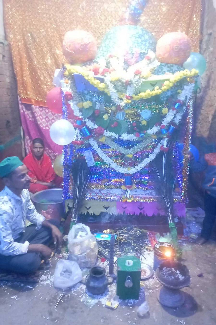 ನ್ಯಾಮತಿ ತಾಲ್ಲೂಕಿನ ಫಲವನಹಳ್ಳಿಯಲ್ಲಿ ಮೊಹರಂ ಅಂಗವಾಗಿ ಭಾನುವಾರ ಅಲಾಬಿ ದೇವರನ್ನು ಪ್ರತಿಷ್ಠಾಪಿಸಿ ಪೂಜೆ ಸಲ್ಲಿಸಲಾಯಿತು