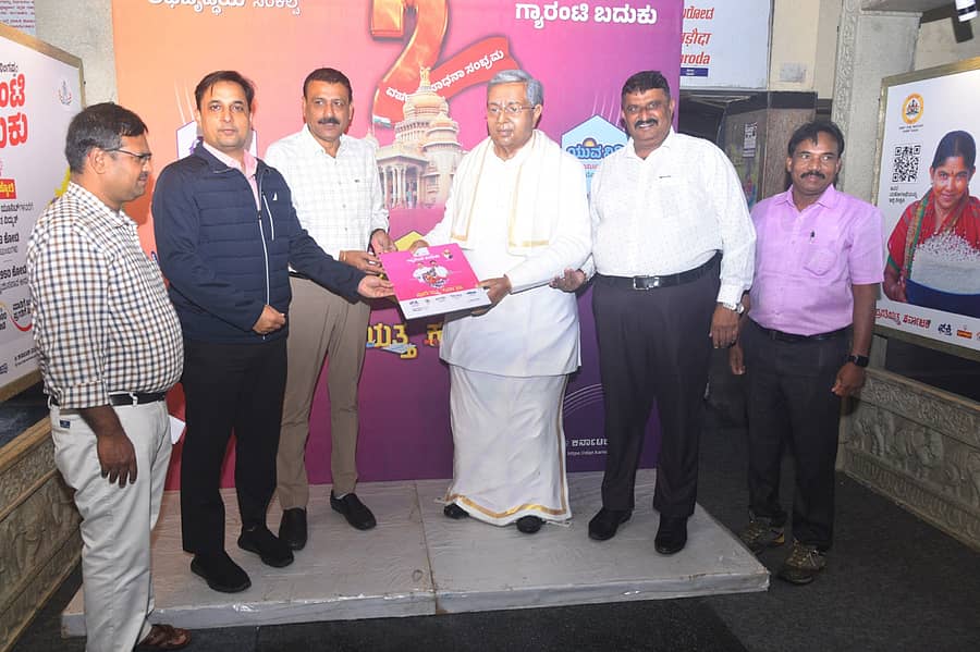 ವಸ್ತು ಪ್ರದರ್ಶನದಲ್ಲಿ ಗ್ಯಾರಂಟಿ ಯೋಜನೆಗಳ ಸಮಗ್ರ ಮಾಹಿತಿ, ಯಶೋಗಾಥೆ ಒಳಗೊಂಡ ಪುಸ್ತಕವನ್ನು ಮುಖ್ಯಮಂತ್ರಿ ಅವರ ಮಾದರಿ ಪ್ರತಿಕೃತಿಯಿಂದ ಪಡೆಯುವ ರೀತಿಯಲ್ಲಿ ಜಿಲ್ಲಾಧಿಕಾರಿ ವೆಂಕಟ್ ರಾಜಾ ಫೋಟೊ ತೆಗೆಸಿಕೊಂಡರು