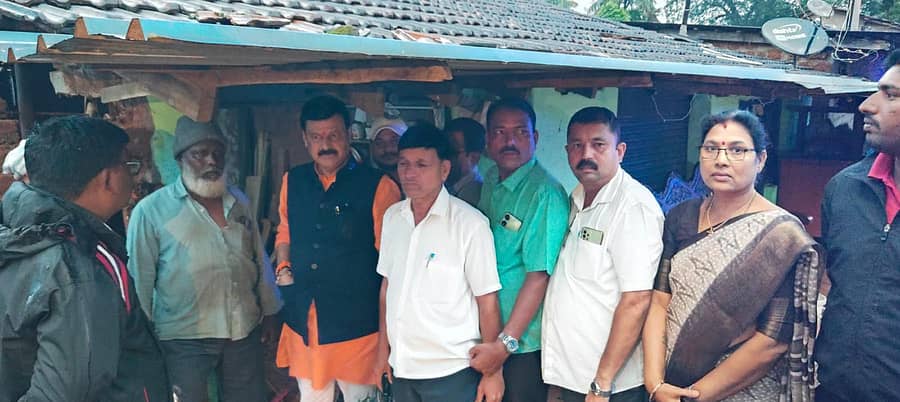 ಸಾಗರದ ಎಸ್.ಎನ್. ನಗರ ಬಡಾವಣೆಯಲ್ಲಿ ಮನೆಗಳಿಗೆ ಹಾನಿ ಸಂಭವಿಸಿದ ಪ್ರದೇಶಕ್ಕೆ ಶಾಸಕ ಗೋಪಾಲಕೃಷ್ಣ ಬೇಳೂರು ಶನಿವಾರ ಭೇಟಿ ನೀಡಿದ್ದರು