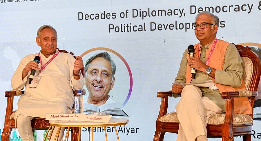 ಮೈಸೂರು ಸಾಹಿತ್ಯ ಸಂಭ್ರಮದಲ್ಲಿ ಕಾಂಗ್ರೆಸ್ ಮುಖಂಡ ಮಣಿಶಂಕರ್ ಅಯ್ಯರ್ ಮಾತನಾಡಿದರು. ಅರುಣ್ ರಾಮನ್ ಭಾಗವಹಿಸಿದ್ದರು– ಪ್ರಜಾವಾಣಿ ಚಿತ್ರ