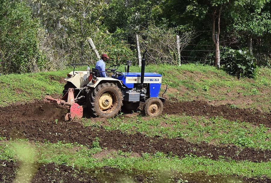 ಶಿವಮೊಗ್ಗ ತಾಲ್ಲೂಕು ವ್ಯಾಪ್ತಿಯಲ್ಲಿ ರೈತರೊಬ್ಬರು ಟ್ರ್ಯಾಕ್ಟರ್ ಬಳಸಿ ಉಳುಮೆ ಮಾಡುತ್ತಿರುವುದು
– ಪ್ರಜಾವಾಣಿ ಚಿತ್ರ