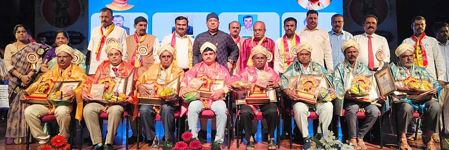 ಸಮಾರಂಭದಲ್ಲಿ ವಿವಿಧ ಕ್ಷೇತ್ರಗಳಲ್ಲಿ ಸಾದನೆ ಮಾಡಿದ ಗಣ್ಯರಿಗೆ ಕೆಂಪೇಗೌಡ ಪ್ರಶಸ್ತಿನೀಡಿ ಗೌರವಿಸಲಾಯಿತು.  