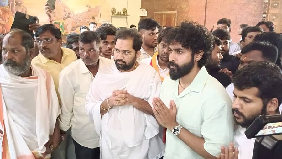ರಾಯಚೂರಿನ ಹನುಮಾನ್ ದೇವಾಲಯದಲ್ಲಿ ಭಾನುವಾರ ನಟ ಯುವರಾಜ್‌ಕುಮಾರ್ ವಿಶೇಷ ಪೂಜೆ ಸಲ್ಲಿಸಿದರು