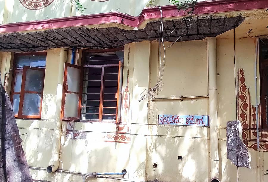 ಕುಡತಿನಿ ಪಟ್ಟಣದಲ್ಲಿನ ಶಿಥಿಲಗೊಂಡ ಪ್ರಾಥಮಿಕ ಆರೋಗ್ಯ ಕೇಂದ್ರದ ದುಸ್ಥಿತಿ