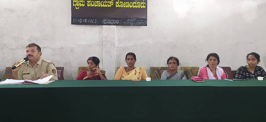 ಕೋಣಂದೂರಿನ ಗ್ರಾಮ ಪಂಚಾಯಿತಿ ಸಭಾಂಗಣದಲ್ಲಿ ಶನಿವಾರ ನಡೆದ ಬಾಲ್ಯ ವಿವಾಹ ಮತ್ತು ಮಕ್ಕಳ ದೌರ್ಜನ್ಯ ತಡೆ ಕುರಿತ ಸಭೆಯಲ್ಲಿ ಸಿಪಿಐ ಶ್ರೀಧರ್ ಮಾತನಾಡಿದರು