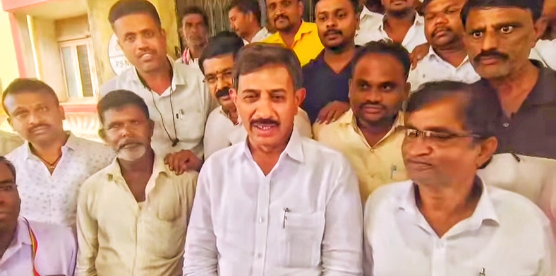 ಮಾಗಡಿ ಪಟ್ಟಣದ ತಾಲ್ಲೂಕು ಕಚೇರಿ ಮುಂಭಾಗದಲ್ಲಿ ಸುದ್ದಿಗಾರರೊಂದಿಗೆ ಶಾಸಕ ಬಾಲಕೃಷ್ಣ ಮಾತನಾಡಿದರು