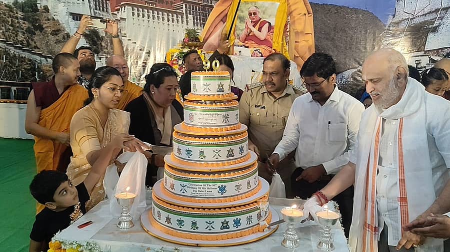 ಮುಂಡಗೋಡ ತಾಲ್ಲೂಕಿನ ಟಿಬೇಟಿಯನ್‌ ಕ್ಯಾಂಪ್‌ ನಂ.3ರ ಕಮ್ಯುನಿಟಿ ಹಾಲ್‌ನಲ್ಲಿ ನಡೆದ ದಲೈಲಾಮಾ ಅವರ 90ನೇ ಜನ್ಮದಿನಾಚರಣೆಯಲ್ಲಿ ಜಿಲ್ಲಾಧಿಕಾರಿ ಕೆ.ಕೆ.ಲಕ್ಷ್ಮಿಪ್ರಿಯಾ, ಶಾಸಕ ಶಿವರಾಮ ಹೆಬ್ಬಾರ ಹಾಗೂ ಬೌದ್ಧ ಮುಖಂಡರು ಕೇಕ್‌ ಕತ್ತರಿಸಿದರು