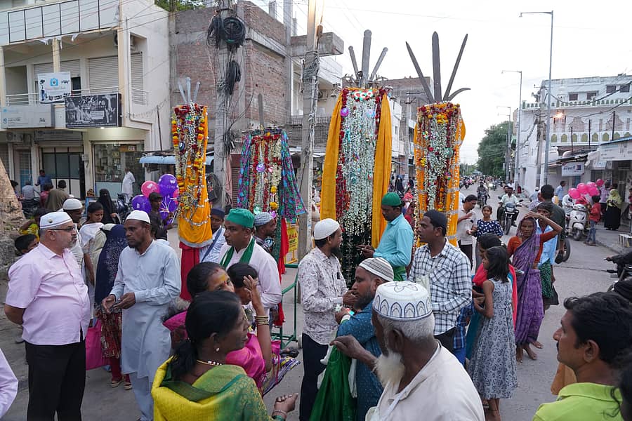 ರಾಯಚೂರಿನ ಜಿಲ್ಲಾ ಕಾರಾಗೃಹ ಬಳಿಯ ಬಡಾವಣೆಯಲ್ಲಿ ಪ್ರತಿಷ್ಠಾಪಿಸಲಾದ ಪಂಜಾಗಳ ಮೆರವಣಿಗೆ ನಡೆಯಿತು