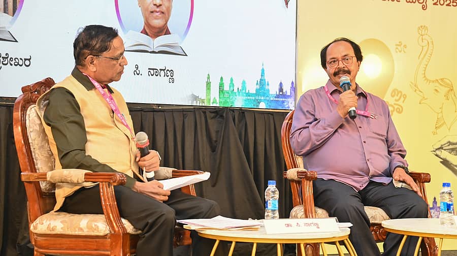 ಮೈಸೂರಿನ ಸದರ್ನ್‌ ಸ್ಟಾರ್‌ ಹೋಟೆಲ್‌ನಲ್ಲಿ ಭಾನುವಾರ ನಡೆದ 9ನೇ ಮೈಸೂರು ಸಾಹಿತ್ಯ ಸಂಭ್ರಮ ಗೋಷ್ಠಿಯಲ್ಲಿ ಚಿತ್ರ ನಿರ್ದೇಶಕ ನಾಗತಿಹಳ್ಳಿ ಚಂದ್ರಶೇಖರ್ ಮಾತನಾಡಿದರು. ಲೇಖಕ ಸಿ.ನಾಗಣ್ಣ ಭಾಗವಹಿಸಿದರು –ಪ್ರಜಾವಾಣಿ ಚಿತ್ರ