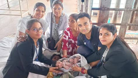 <div class="paragraphs"><p>ರೈಲ್ವೆ ಪ್ಲಾಟ್‌ಫಾರ್ಮ್‌ನಲ್ಲಿ ಹೆರಿಗೆ ಮಾಡಿಸಿದ ಸೇನಾ ವೈದ್ಯ: ಝಾನ್ಸಿಯಲ್ಲಿ ಘಟನೆ</p></div>
