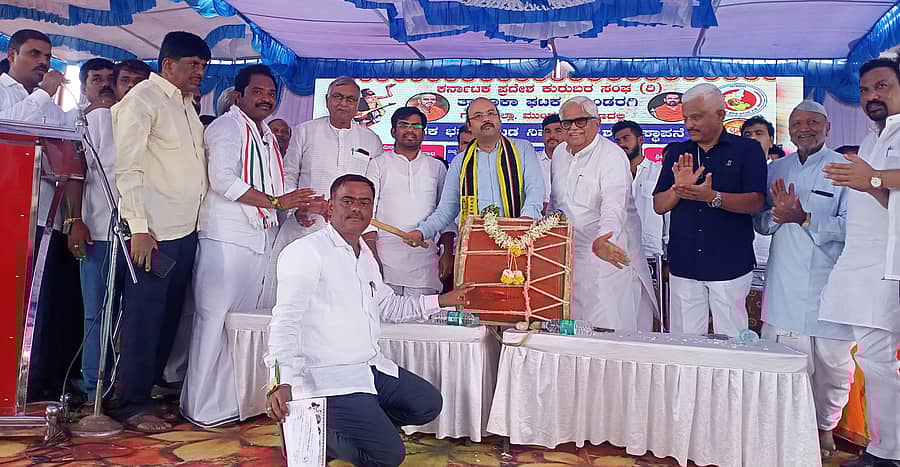 ಕರ್ನಾಟಕ ರಾಜ್ಯ ಕುರುಬ ಸಂಘದ ಮುಂಡರಗಿ ತಾಲ್ಲೂಕು ಘಟಕವು ಹಮ್ಮಿಕೊಂಡಿದ್ದ ಕನಕ ಭವನ ಕಟ್ಟಡ ಶಂಕು ಸ್ಥಾಪನೆ ಸಮಾರಂಭವನ್ನು ಶಾಸಕ ಜಿ.ಎಸ್.ಪಾಟೀಲ ಉದ್ಘಾಟಿಸಿದರು