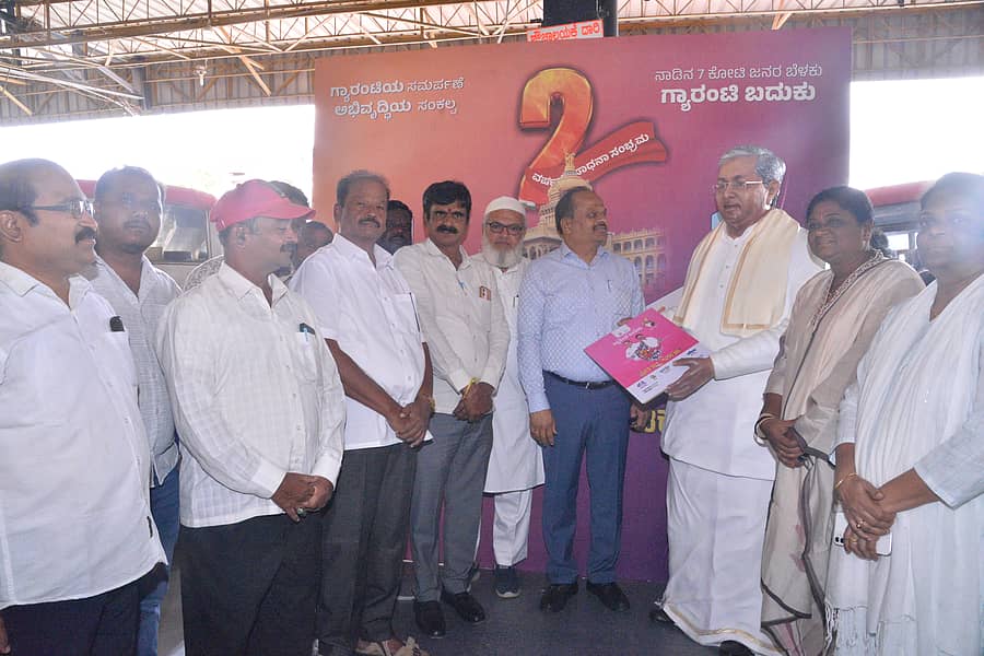 ಕೋಲಾರದ ಕೆಎಸ್‌ಆರ್‌ಟಿಸಿ ಬಸ್‌ ನಿಲ್ದಾಣದಲ್ಲಿ ಸರ್ಕಾರದ ವಸ್ತುಪ್ರದರ್ಶನ ಉದ್ಘಾಟಿಸಿದ ಜಿಲ್ಲಾಧಿಕಾರಿ ಎಂ.ಆರ್‌.ರವಿ, ಮುಖ್ಯಮಂತ್ರಿ ಸಿದ್ದರಾಮಯ್ಯ ಅವರನ್ನು ಹೋಲುವ ಕಲಾಕೃತಿ ವೀಕ್ಷಿಸಿದರು
