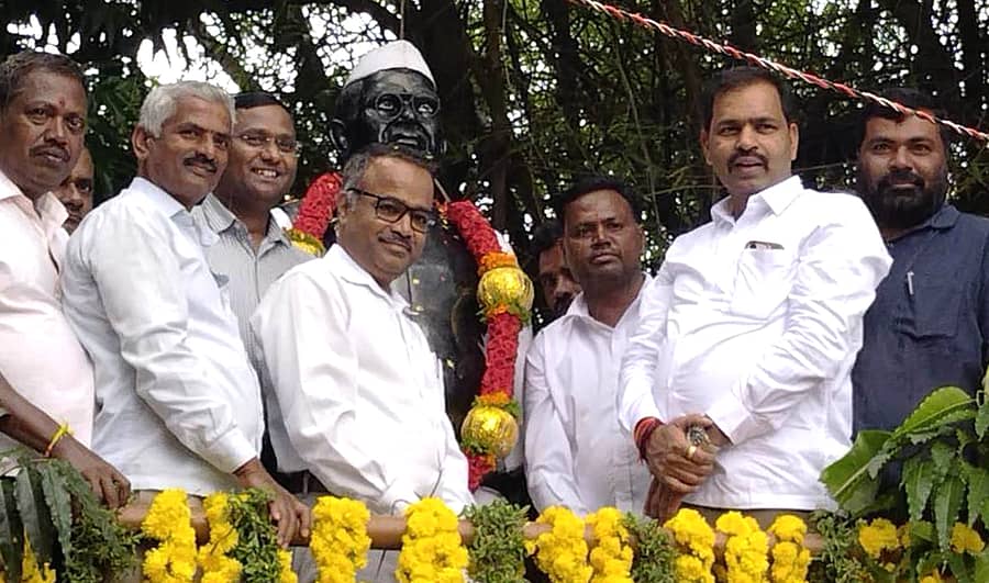 ಕೆ.ಆರ್.ನಗರದಲ್ಲಿ ಡಾ.ಬಾಬು ಜಗಜೀವನ ರಾಂ ಅವರ 39ನೇ ಪುಣ್ಯಸ್ಮರಣೆ ಪ್ರಯುಕ್ತ ಪ್ರತಿಮೆಗೆ ಶಾಸಕ ಡಿ.ರವಿಶಂಕರ್ ಭಾನುವಾರ ಮಾಲಾರ್ಪಣೆ ಮಾಡಿದರು