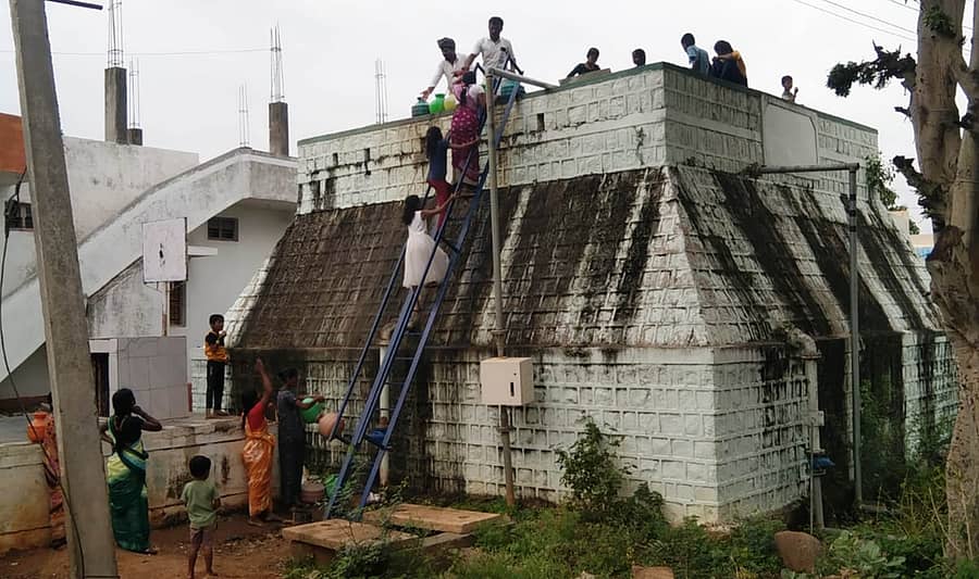 ಕುಷ್ಟಗಿ ತಾಲ್ಲೂಕು ಟೆಂಗುಂಟಿ ಗ್ರಾಮಸ್ಥರು ಟ್ಯಾಂಕ್ನಲ್ಲಿನ ನೀರು ತುಂಬಿಕೊಳ್ಳಲು ಮುಗಿಬಿದ್ದಿರುವುದು ಭಾನುವಾರ ಕಂಡುಬಂದಿತು