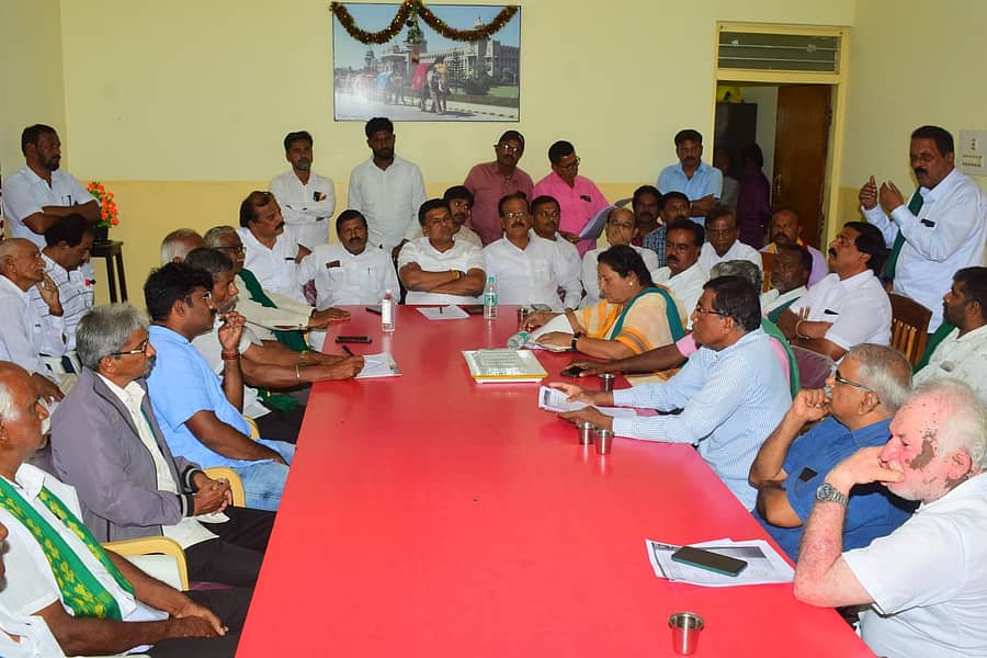 ಮಂಡ್ಯ ನಗರದ ಪ್ರವಾಸಿ ಮಂದಿರದಲ್ಲಿ ಮೈಷುಗರ್ ಶಾಲೆ ಗುತ್ತಿಗೆ ನೀಡುವ ಸಂಬಂಧ ನಡೆದ ಪ್ರಗತಿಪರ ಮುಖಂಡರ ಸಭೆಯಲ್ಲಿ ಶಾಸಕ ಪಿ.ರವಿಕುಮಾರ್ ಮಾತನಾಡಿದರು