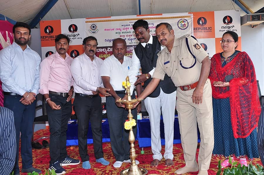 ಮಂಡ್ಯ ತಾಲ್ಲೂಕಿನ ಸಿದ್ದಯ್ಯನಕೊಪ್ಪಲು ರಿಪಬ್ಲಿಕ್‌ ಸೆಂಟ್ರಲ್‌ ಸ್ಕೂಲ್‌ ಅವರಣದಲ್ಲಿ ನಡೆದ ಮಕ್ಕಳ ಕಾನೂನುಗಳು ಹಾಗೂ ಮಕ್ಕಳ ಸುರಕ್ಷತೆ ಅರಿವು ಕಾರ್ಯಕ್ರಮವನ್ನು ಹಿರಿಯ ಸಿವಿಲ್‌ ನ್ಯಾಯಾಧೀಶ ಎಂ.ಆನಂದ್‌ ಉದ್ಘಾಟಿಸಿದರು