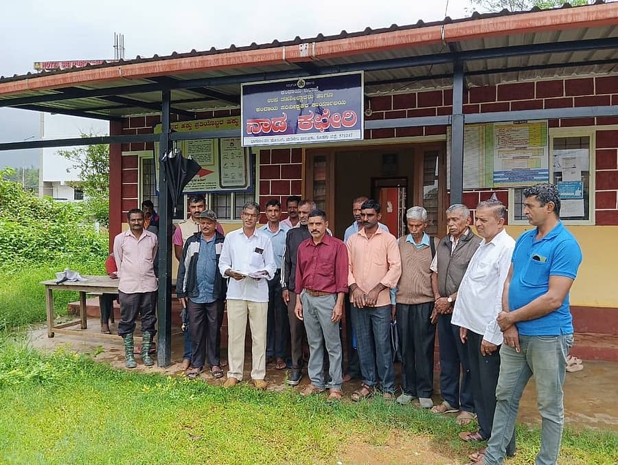 ಭಾಗಮಂಡಲದ ನಾಡ ಕಚೇರಿಯಲ್ಲಿ ಕಂದಾಯ ಇಲಾಖೆ ಅಧಿಕಾರಿಗಳನ್ನು ಭೇಟಿ ಮಾಡಿದ ಅಮೆ ಕುಟುಂಬದ ಸದಸ್ಯರು ಆರ್‌ಟಿಸಿಯಲ್ಲಿನ ದೋಷ ಸರಿಪಡಿಸುವಂತೆ ಒತ್ತಾಯಿಸಿದರು