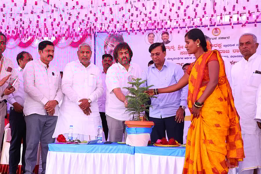 ಯಲಬುರ್ಗಾ ತಾಲ್ಲೂಕಿನ ಹಿರೇವಂಕಲಕುಂಟಾ ಗ್ರಾಮದಲ್ಲಿ ಸೋಮವಾರ ಶಿಕ್ಷಣ ಸಚಿವ ಎಸ್.ಮಧು ಬಂಗಾರಪ್ಪ ಅವರು ಸರ್ಕಾರಿ ಬಾಲಕಿಯರ ಪ್ರೌಢಶಾಲೆ ಮತ್ತು ಸರ್ಕಾರಿ ಪದವಿ ಪೂರ್ವ ಕಾಲೇಜಿನ ಕಟ್ಟಡದ ಉದ್ಘಾಟನಾ ಕಾರ್ಯಕ್ರಮಕ್ಕೆ ಚಾಲನೆ ನೀಡಿದರು